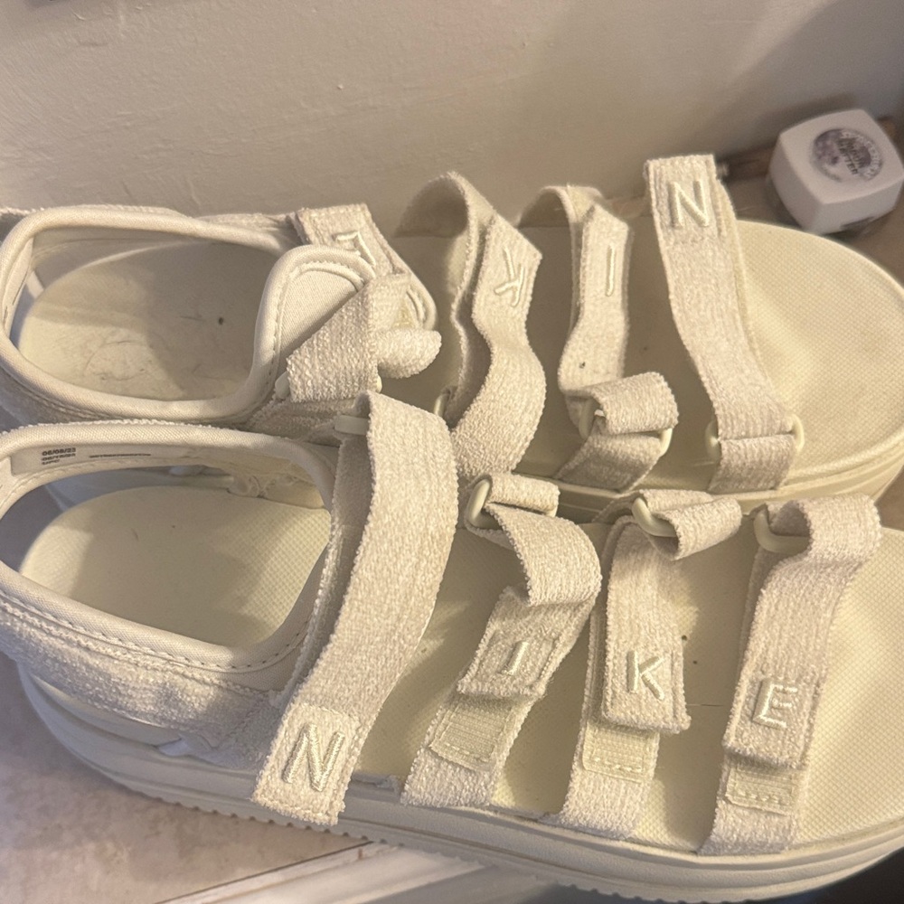 Nikes Icon Classic Women’s Platform Sandals - Picture 4 of 6